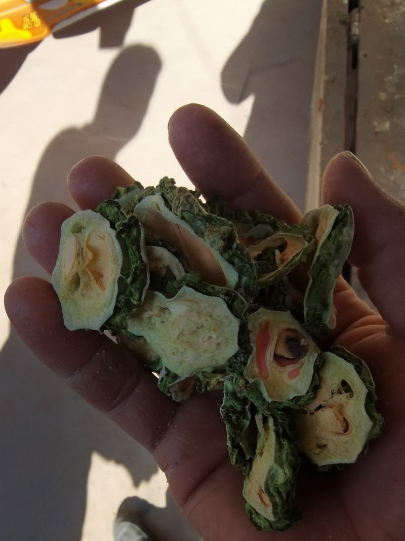 选用当季优质鲜苦瓜，空气能烘干机烘干而成