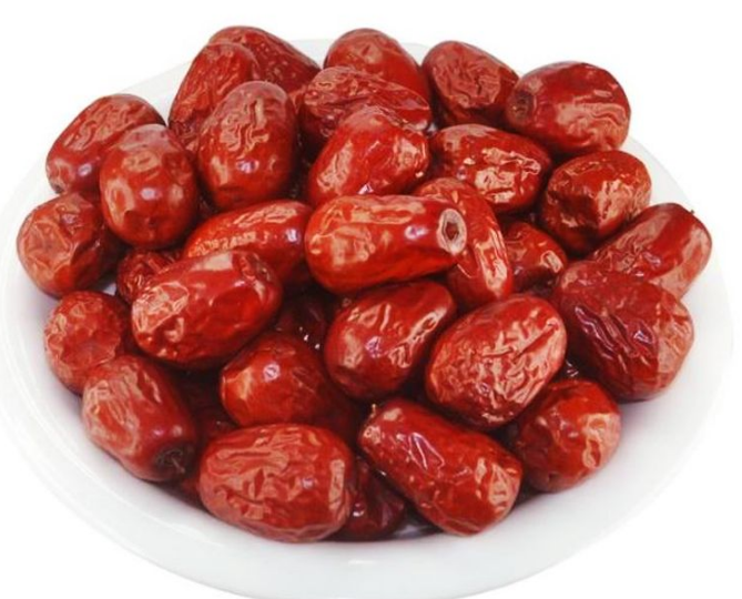 临县滩枣鲜果与干制品形态对比图:直观展示其‘羊枣长什么样’在不同加工状态下的稳定特征——始终维持细长纺锤形,干制后表面析出天然葡萄糖结晶(白霜),无变形、无塌陷 临县滩枣干制品与鲜果对比图:左侧为自然风干羊枣(深紫黑色、表面起霜、果形保持完整羊角状),右侧为同期采摘鲜果(紫红油亮、饱满挺括),两者并置凸显形态一致性与色泽变化规律