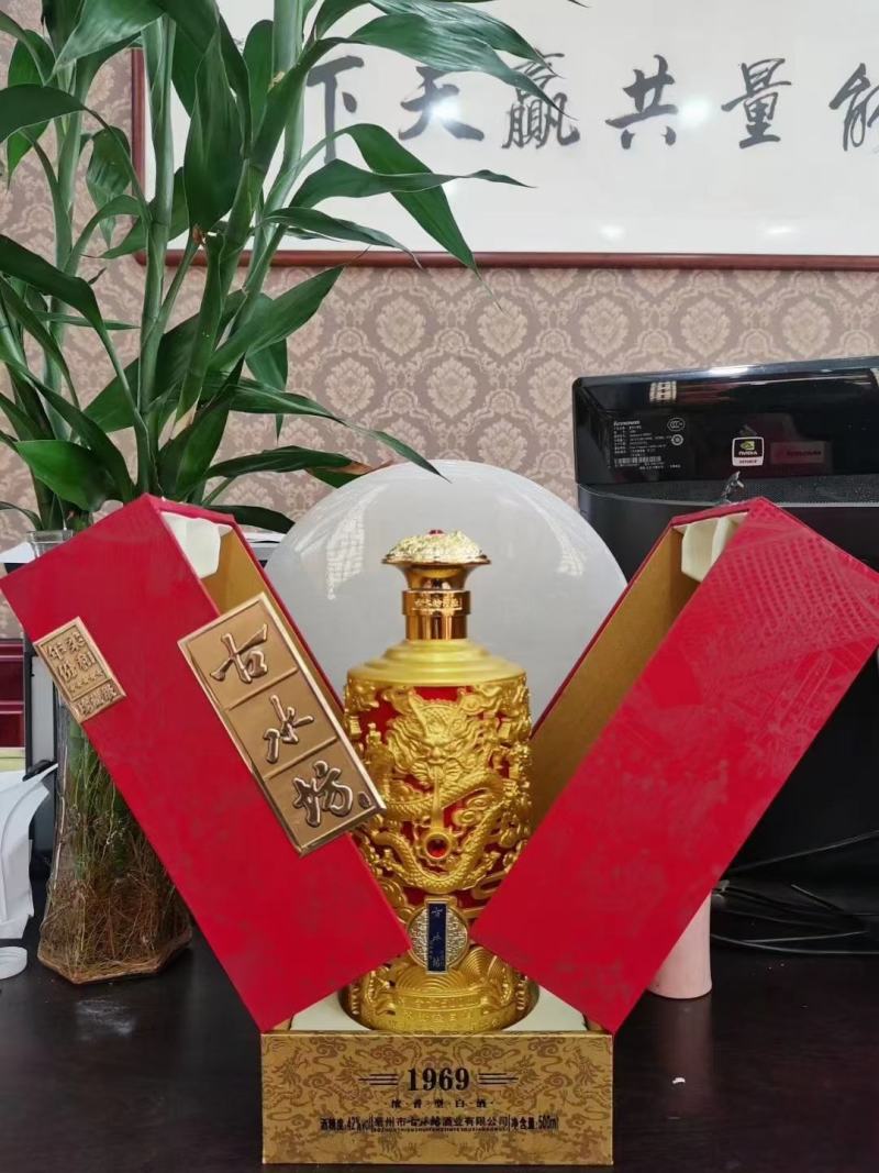 1：批发多种中高端白酒，婚庆，公司招待，朋友聚会。