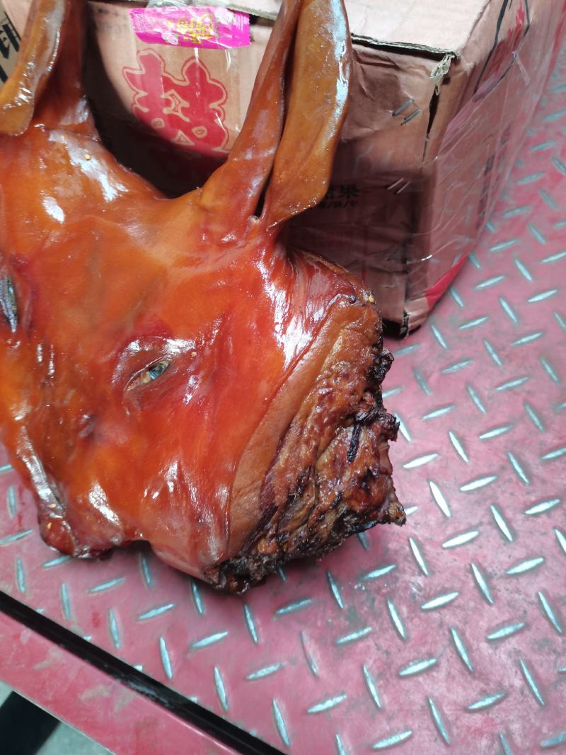四川特产烟熏猪脸肉烟熏猪头肉烟熏猪板头一手货源价格美丽