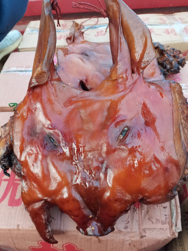 四川特产烟熏猪脸肉烟熏猪头肉烟熏猪板头一手货源价格美丽