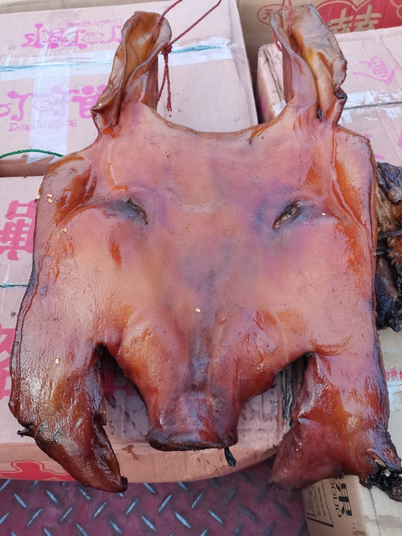 四川特产烟熏猪脸肉烟熏猪头肉烟熏猪板头一手货源价格美丽