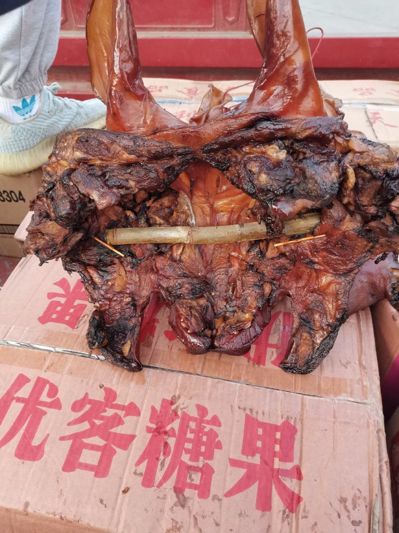 四川特产烟熏猪脸肉烟熏猪头肉烟熏猪板头一手货源价格美丽