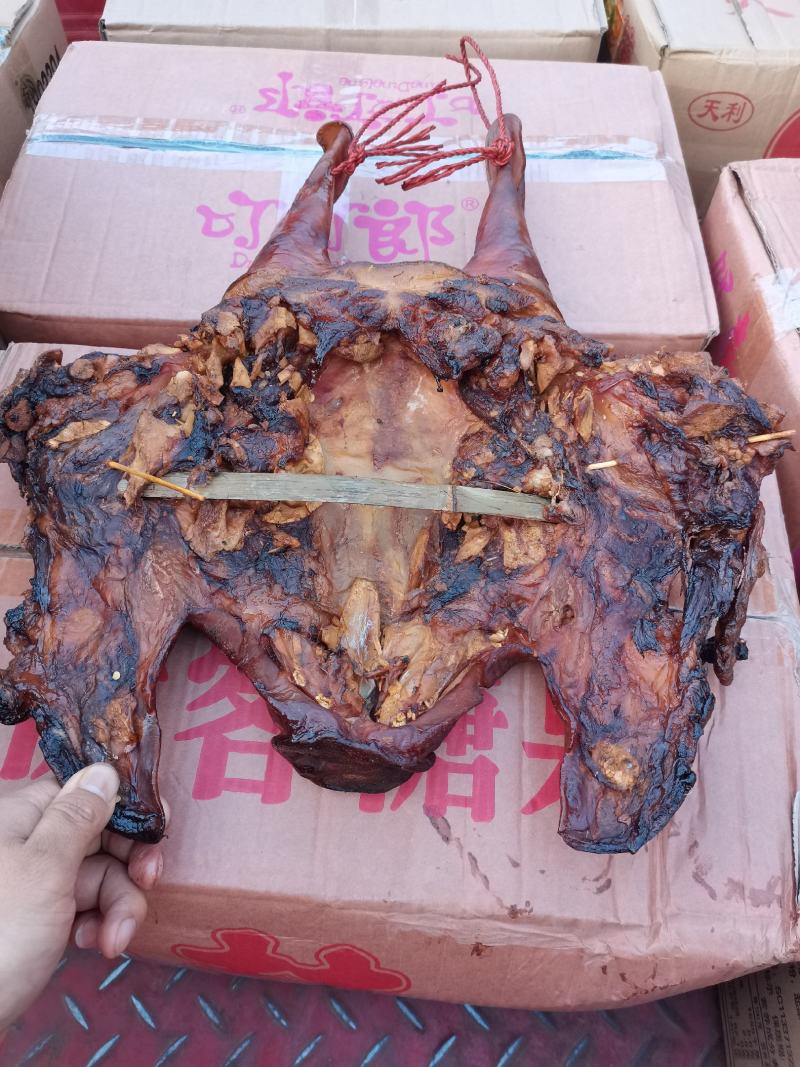 四川特产烟熏猪脸肉烟熏猪头肉烟熏猪板头一手货源价格美丽