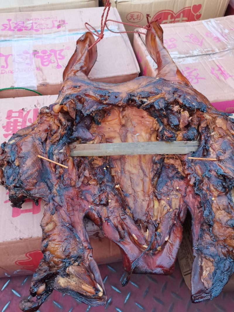 四川特产烟熏猪脸肉烟熏猪头肉烟熏猪板头一手货源价格美丽