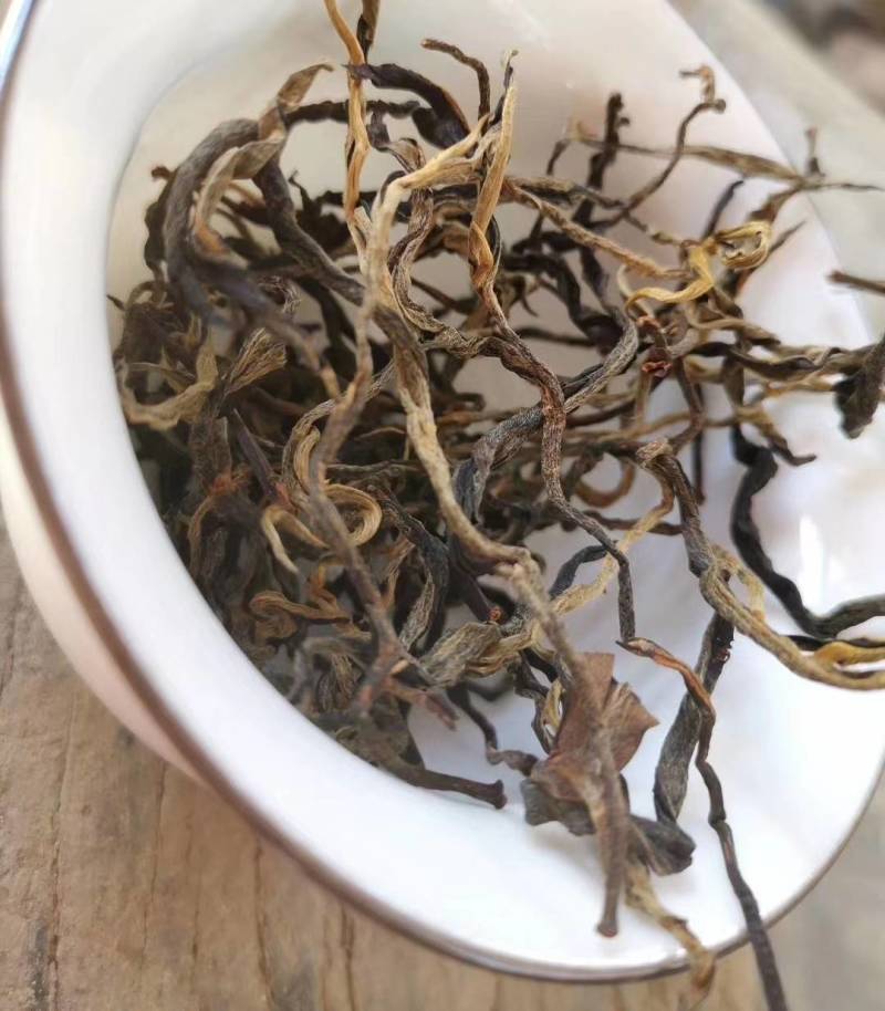 南糯山拔玛古树晒红茶
