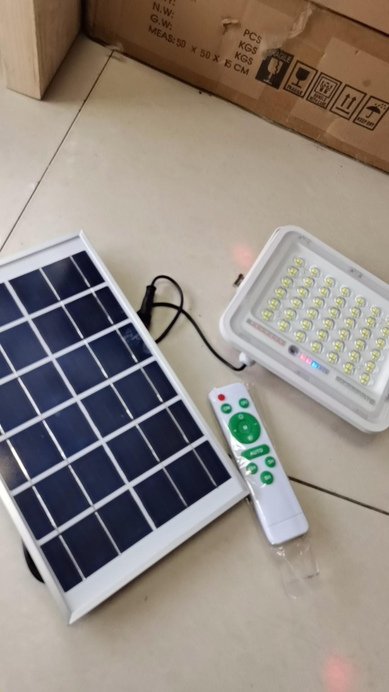 超亮太阳能灯家用庭院新农村路灯LED100瓦户外投光灯全