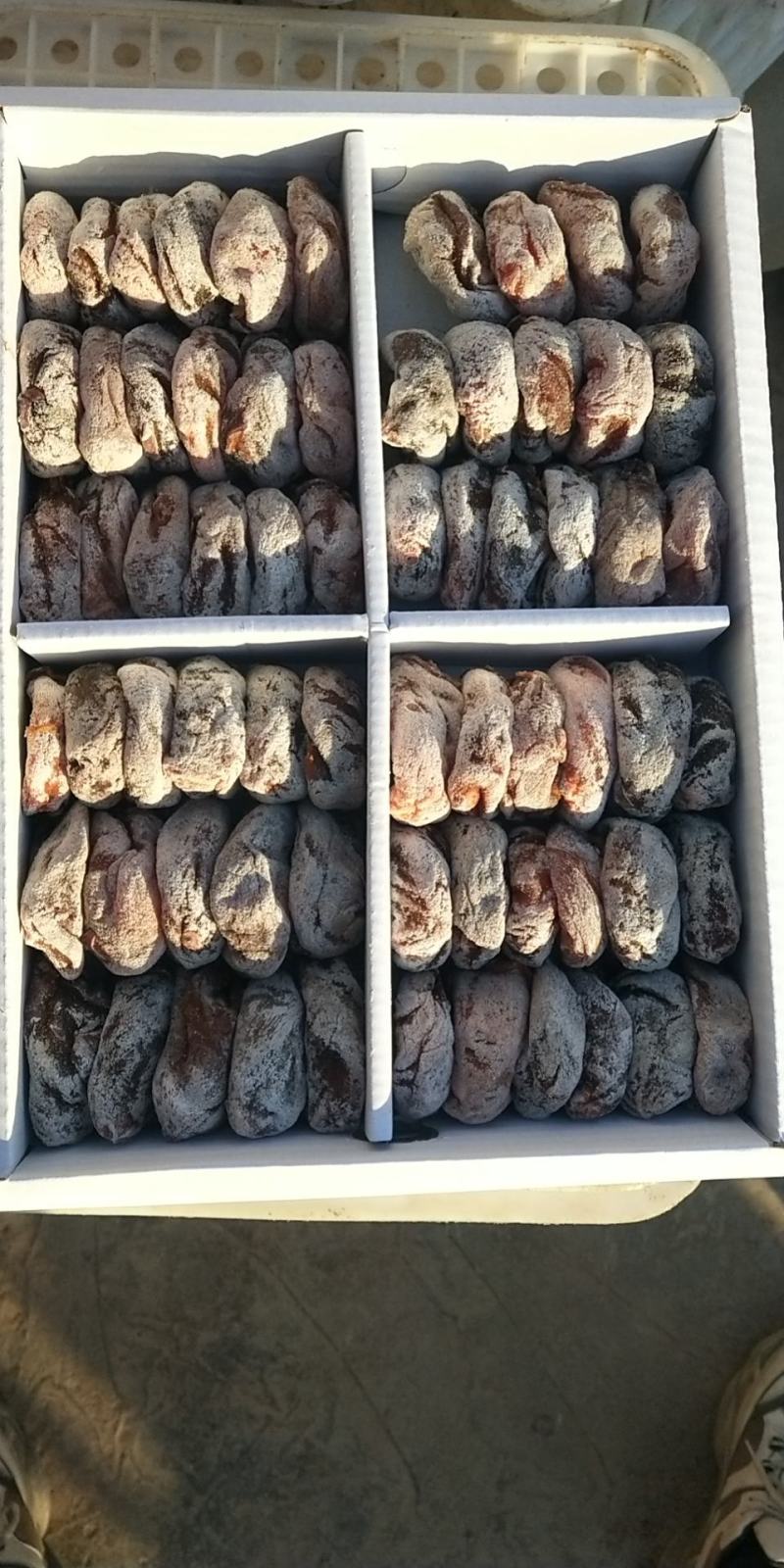 正宗青州霜降吊饼，选用牛心糖心柿经过自然晾晒糖化以后上霜