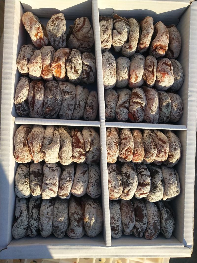正宗青州霜降吊饼，选用牛心糖心柿经过自然晾晒糖化以后上霜