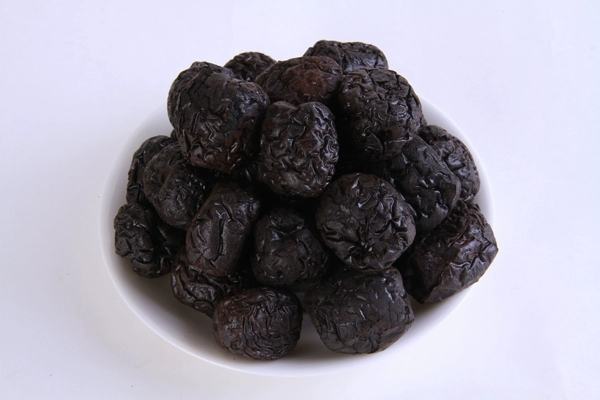 柿子与黑枣搭配食用的健康水果拼盘