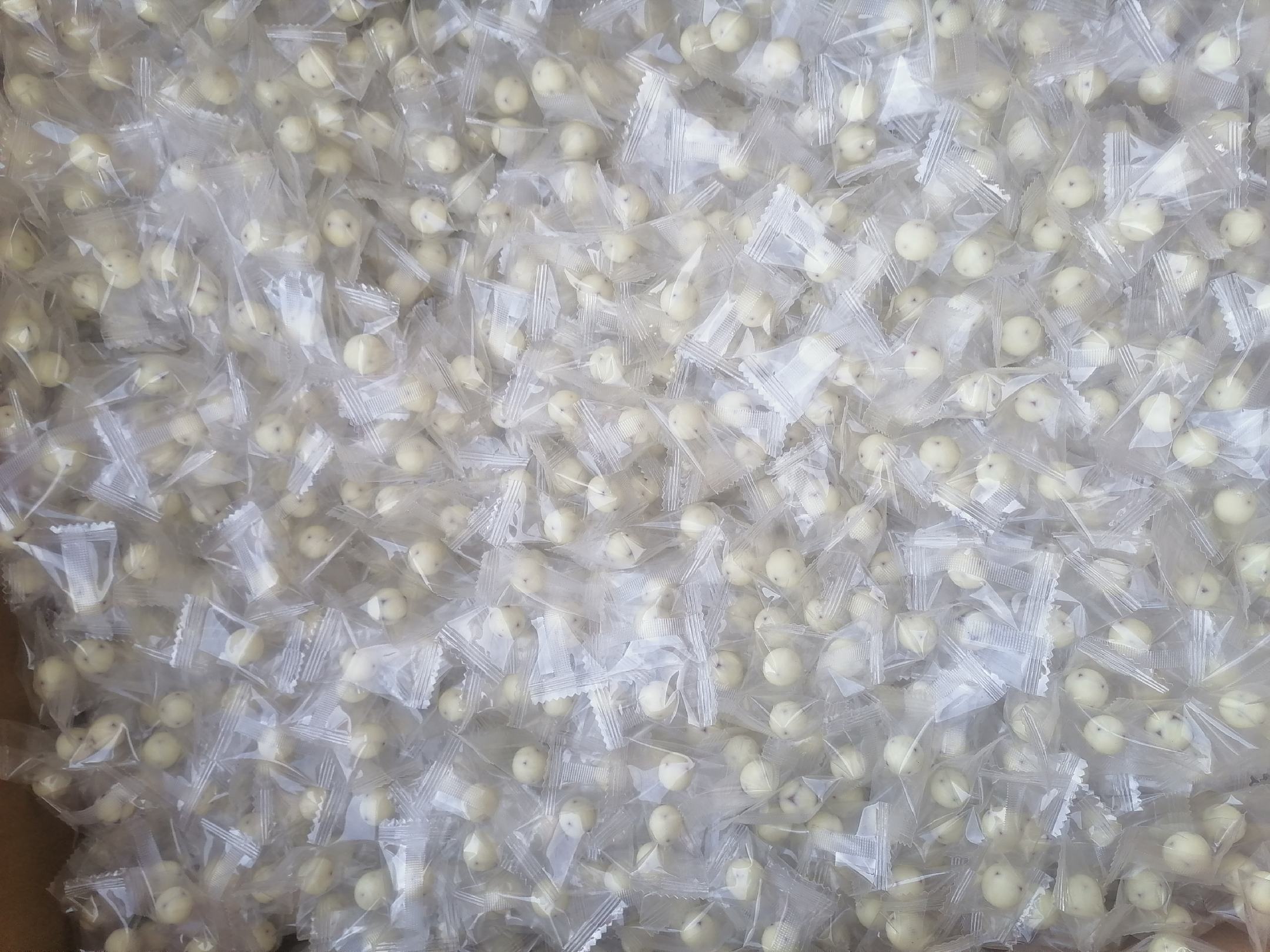 信息可视化对比:消费决策指南。左侧展示高风险市售品典型违规配料,右侧呈现合规产品核心标识,文字标注清晰指向‘三岁孩子可以吃山楂吗’的答案关键——看配料,而非看名称 对比图:左侧为超市货架上5款常见山楂制品配料表特写(红框标出“白砂糖”“柠檬酸”“山梨酸钾”等风险成分),右侧为通过婴标认证的山楂糕包装(蓝框标出“山楂≥95%”“无添加糖”“GB 10767”标识)