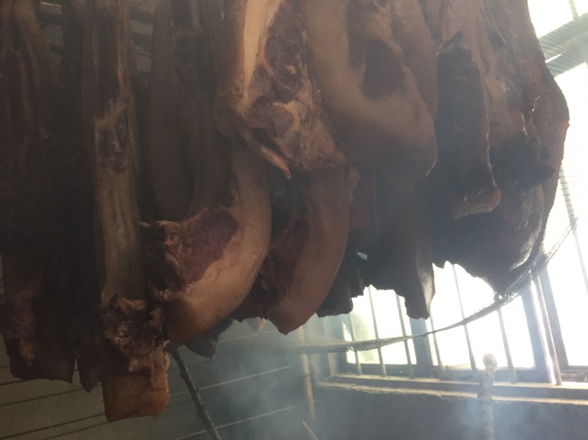 高清实拍:左侧为撕成条状、已挤干水分的灰白色新鲜平菇;右侧为经冷水焯煮并吸干水分的琥珀色腊肉薄片,肥肉晶莹透亮,瘦肉纹理清晰,两旁分置生姜片与料酒碗,背景为木质砧板 平菇与腊肉预处理对比图