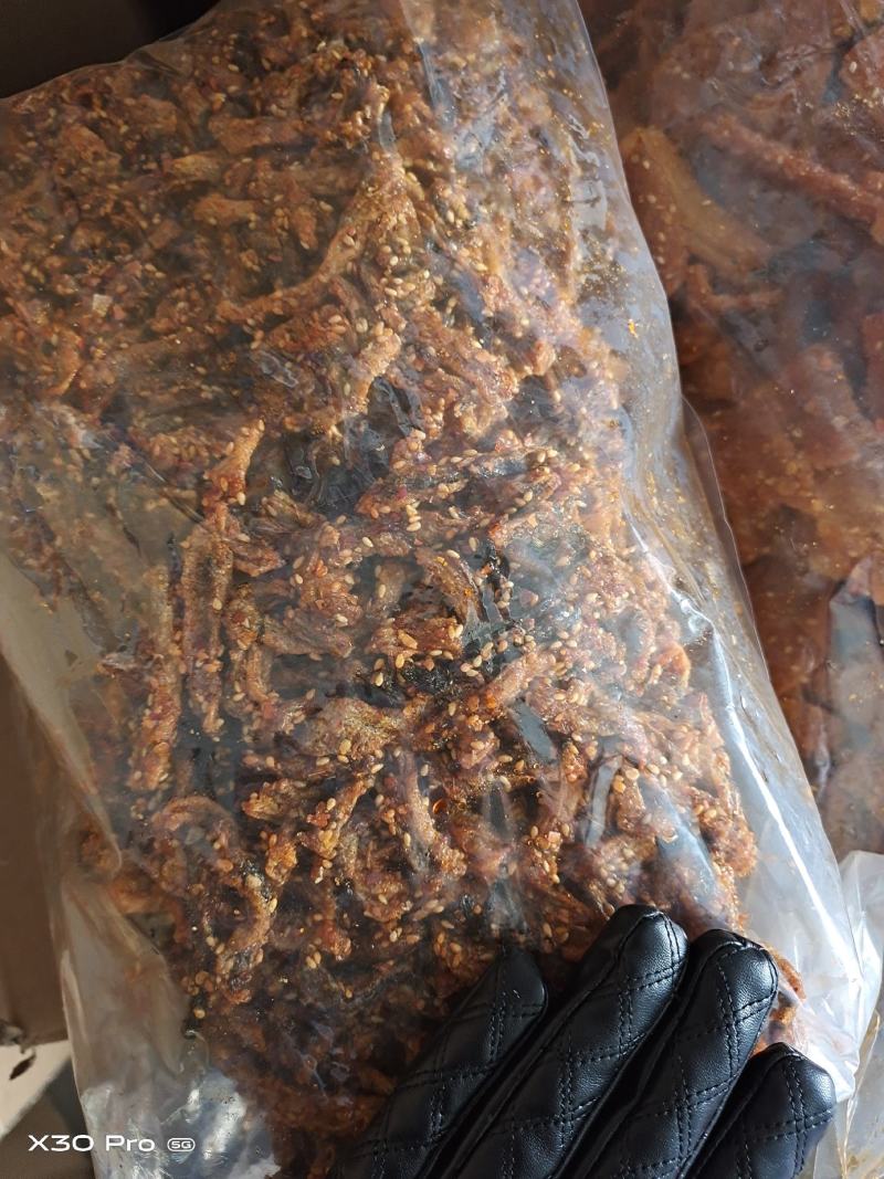 香辣鱼皮，即食鱼干！口感非常好，吃起来上瘾！一件40斤
