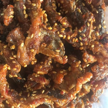 香辣鱼皮，即食鱼干！口感非常好，吃起来上瘾！一件40斤