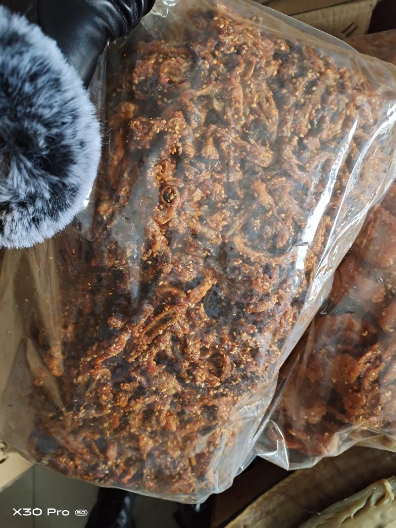 香辣鱼皮，即食鱼干！口感非常好，吃起来上瘾！一件40斤