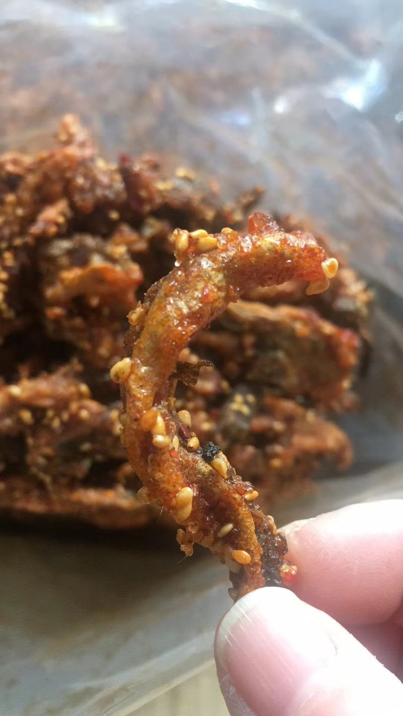 香辣鱼皮，即食鱼干！口感非常好，吃起来上瘾！一件40斤