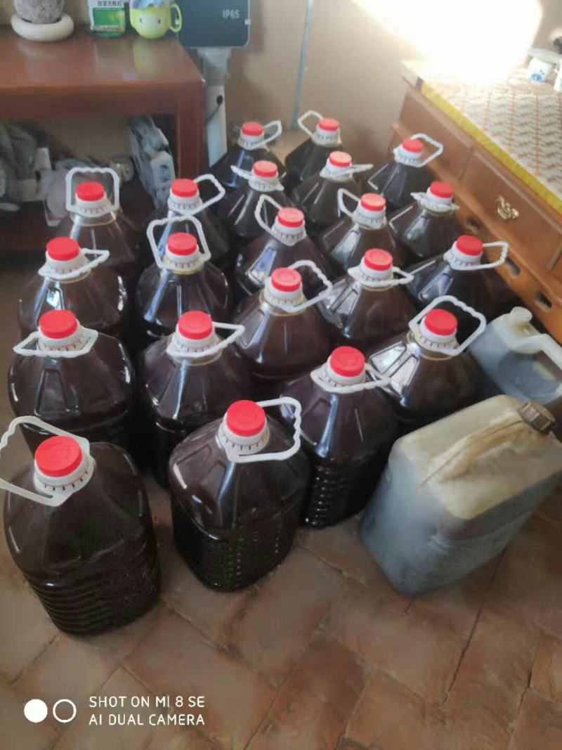 来自黄土高坡种植天然生长纯胡麻压榨胡麻油，自产自销