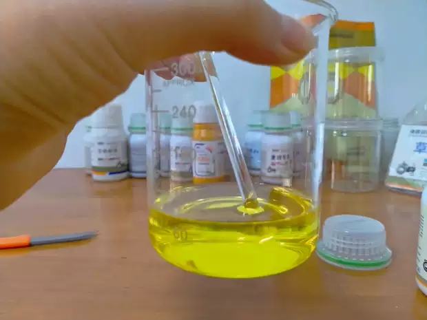 不同类型除草剂瓶装展示图