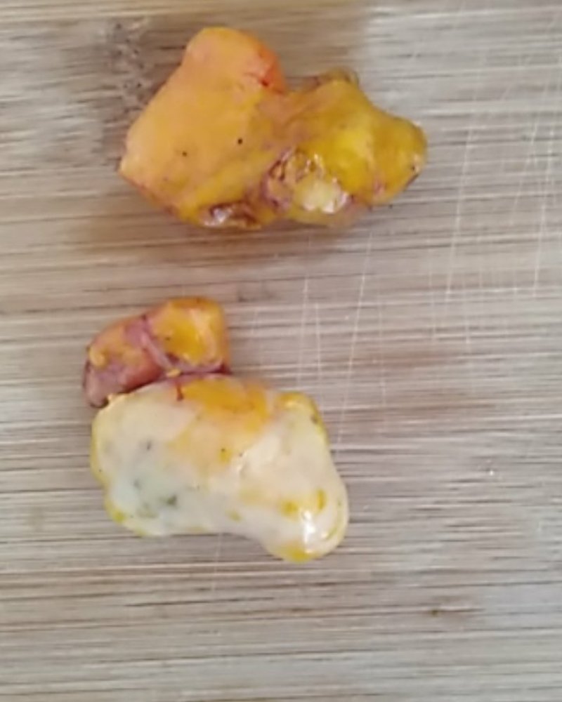 老母鸡肚中刚收获的鸡宝两个，有识货朋友可以联系我