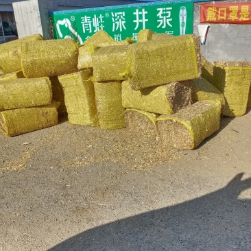 牛饲料，草垛，玉米秸秆。