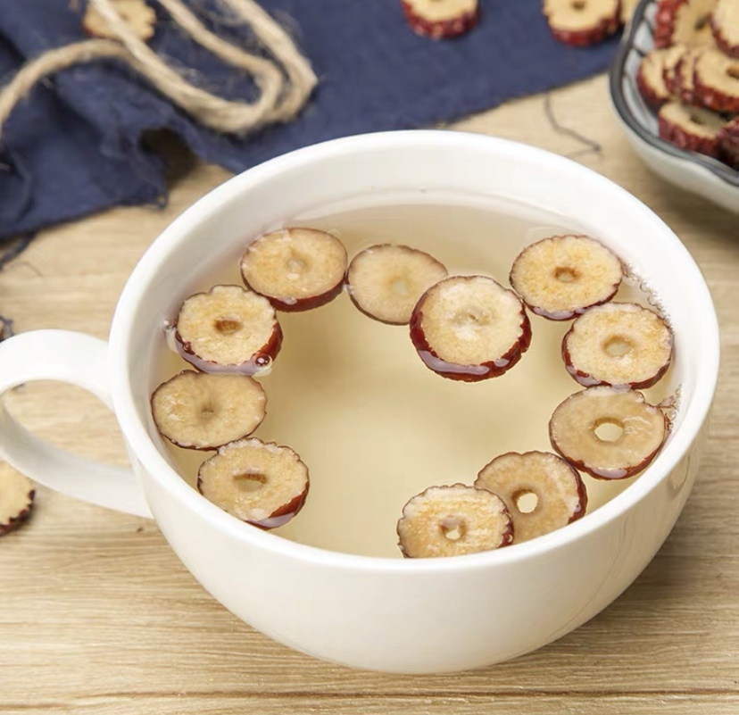 红枣炖汤示意图,展示红枣与食材一起炖煮的过程 红枣炖汤示意图