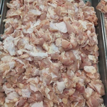 箱装带皮胸肉块，鸡副，鸡分割，冻厂家直接发货。适合加工厂