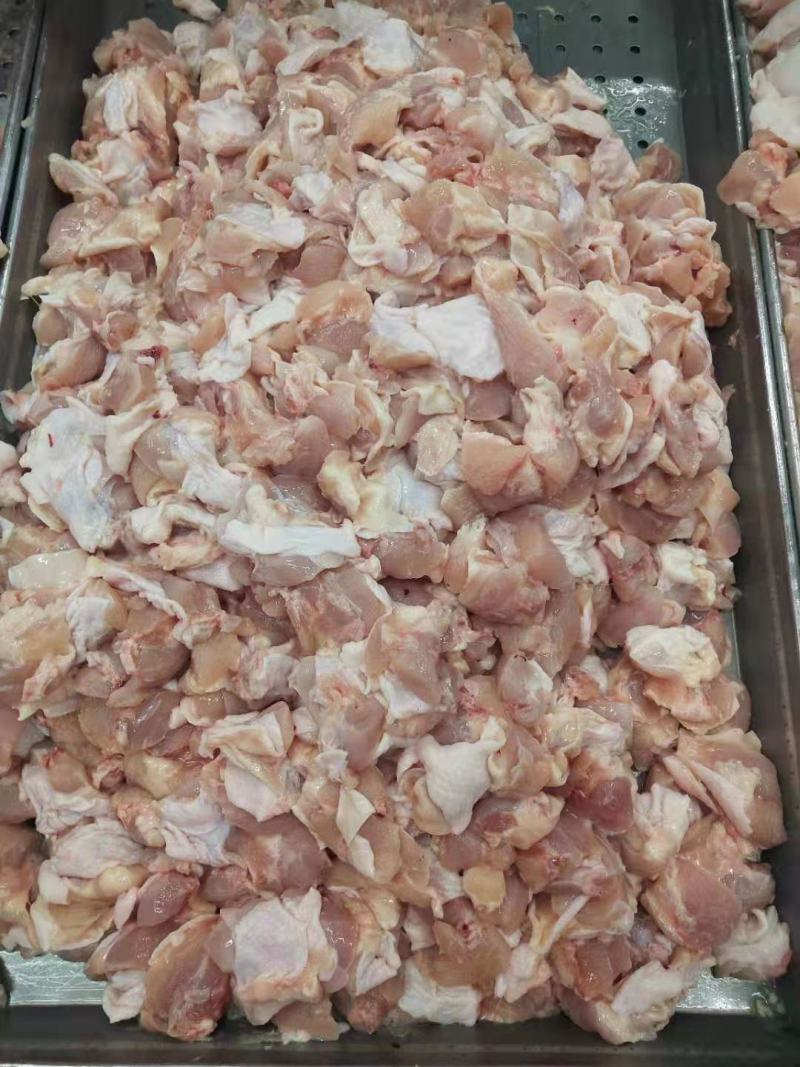 箱装带皮胸肉块，鸡副，鸡分割，冻厂家直接发货。适合加工厂