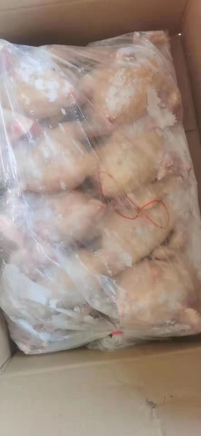 箱装带皮胸肉块，鸡副，鸡分割，冻厂家直接发货。适合加工厂
