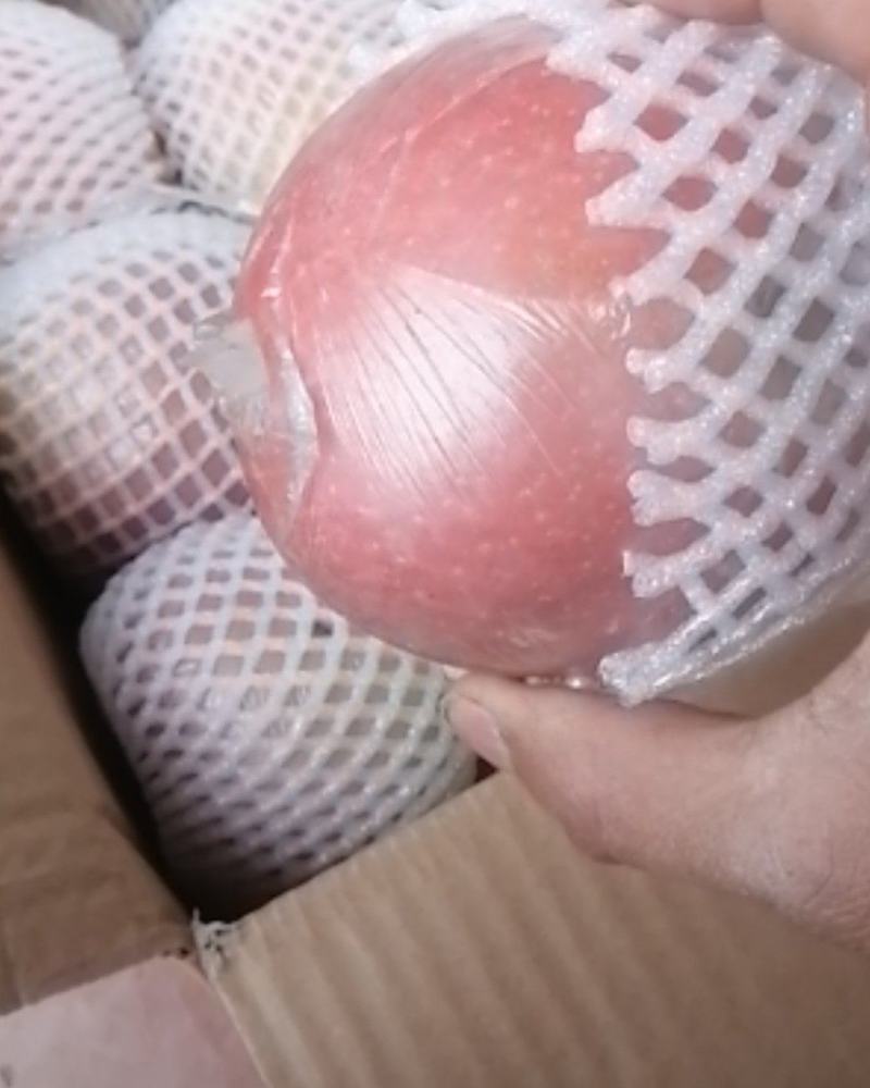 冰糖心苹果口感脆甜。质量好：无坏果片红，欢迎各地客商联系