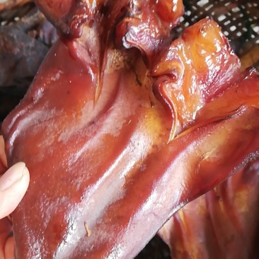 农家烟熏腊猪耳朵，不带肥肉，就是纯猪耳朵尖尖，按个数卖。