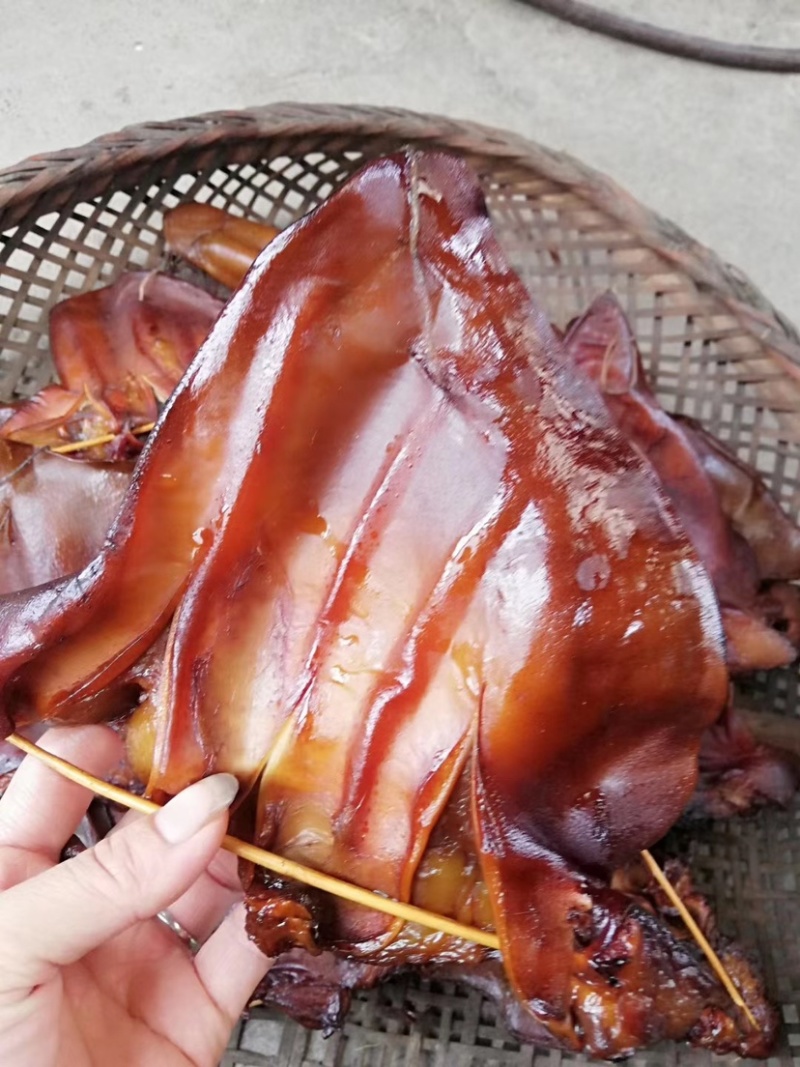 农家烟熏腊猪耳朵，不带肥肉，就是纯猪耳朵尖尖，按个数卖。