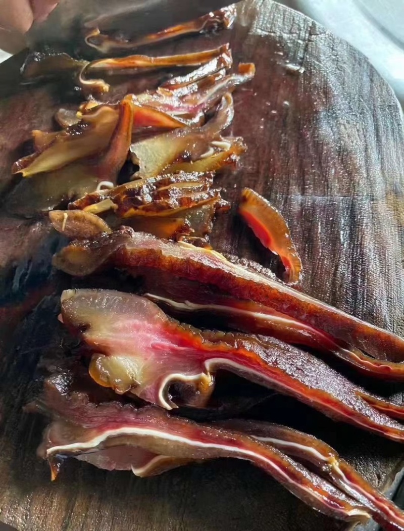 农家烟熏腊猪耳朵，不带肥肉，就是纯猪耳朵尖尖，按个数卖。