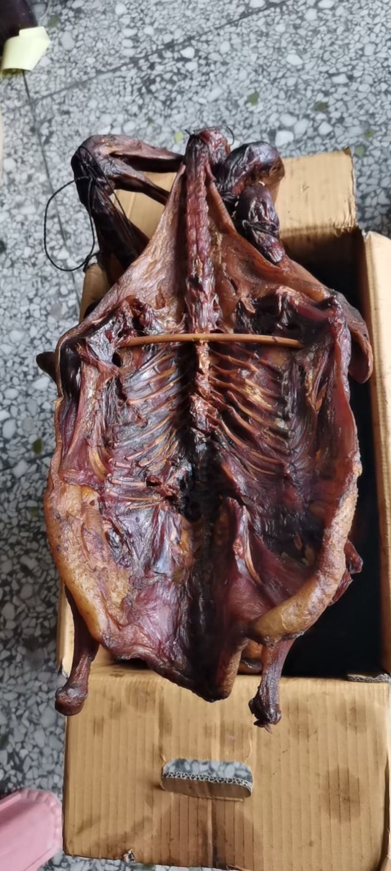 柴火腊板鸭，采用四斤多一只的鸭子制作而成