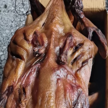 柴火腊板鸭，采用四斤多一只的鸭子制作而成