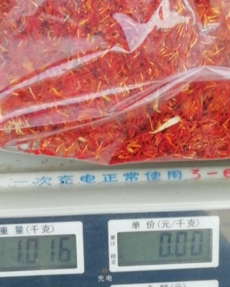新疆红花，纯手工采摘，自然晾晒，红花味浓，不懂红花的勿拍