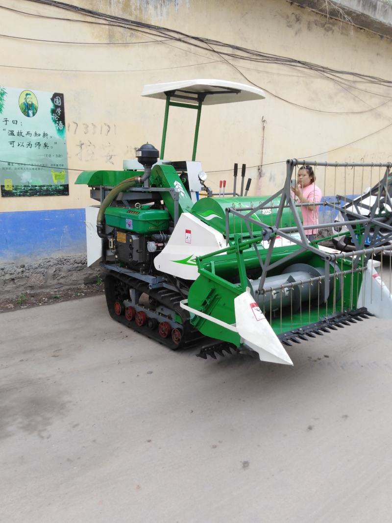 多功能小型履带收割机有补贴的一款家用小型水稻收割机