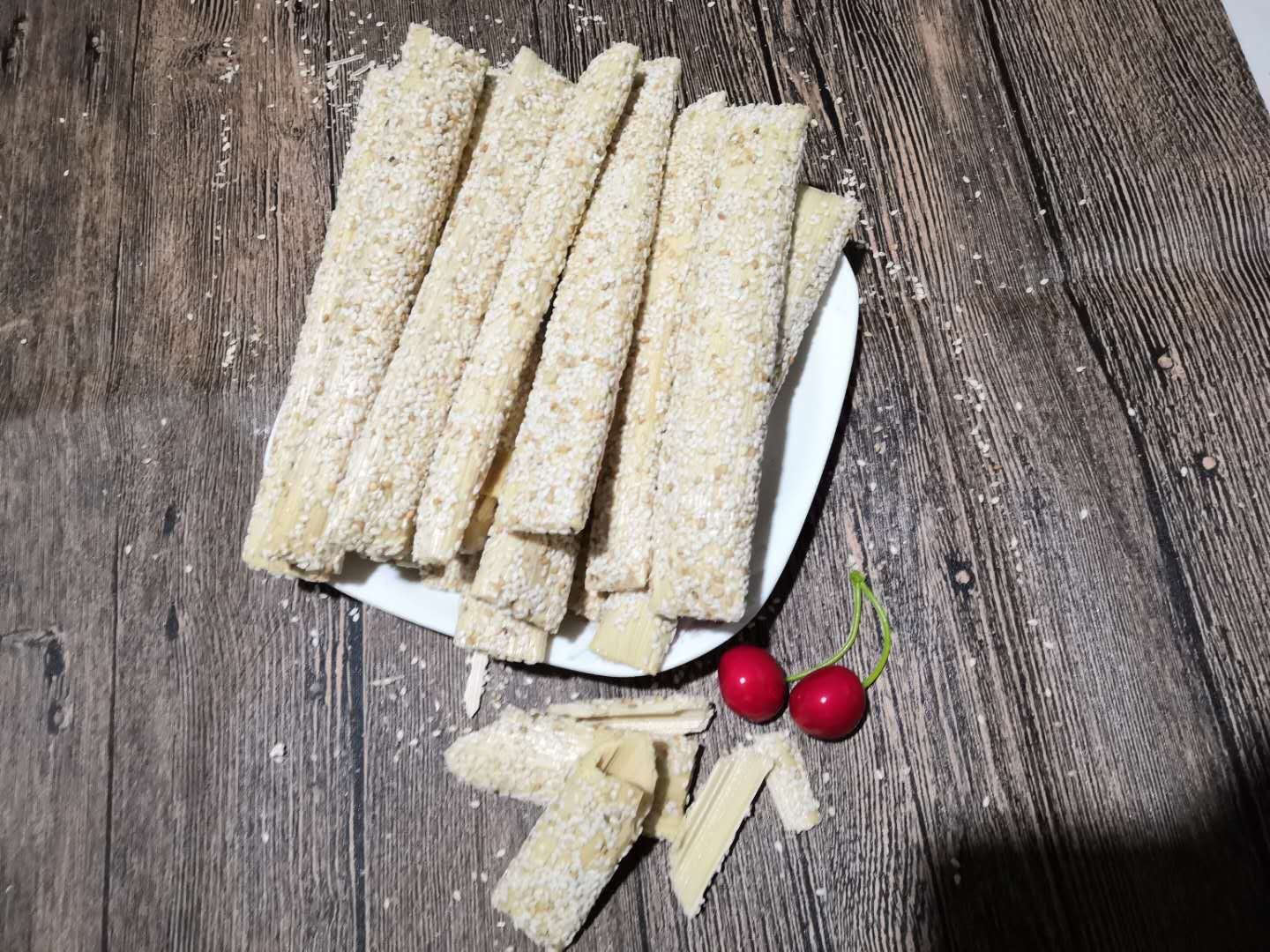 樱桃与血糖监测仪对比图