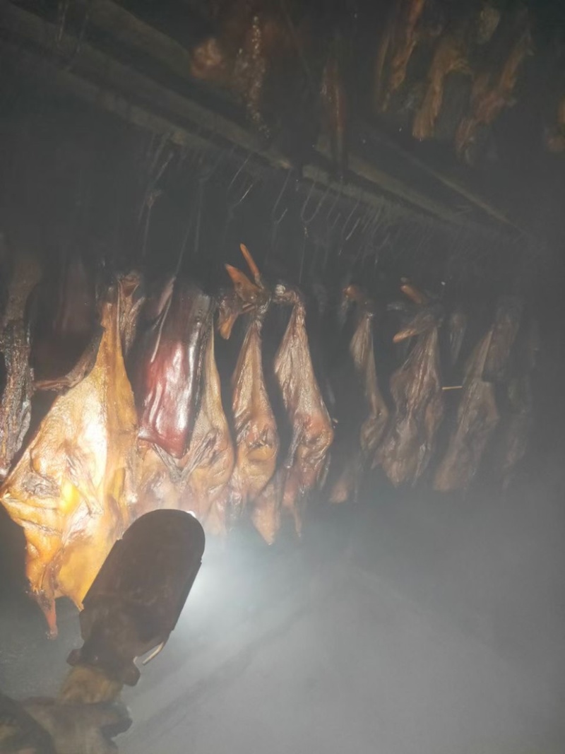 柴火腊板鸭，采用四斤多一只的鸭子制作而成