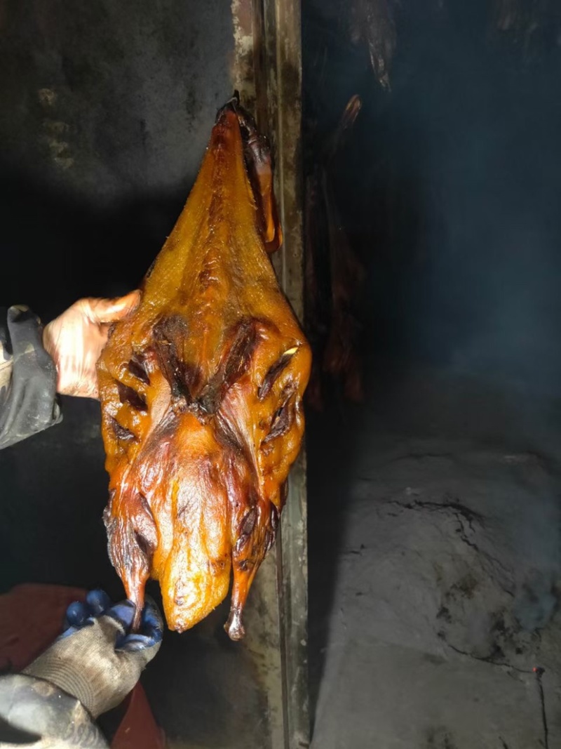 柴火腊板鸭，采用四斤多一只的鸭子制作而成