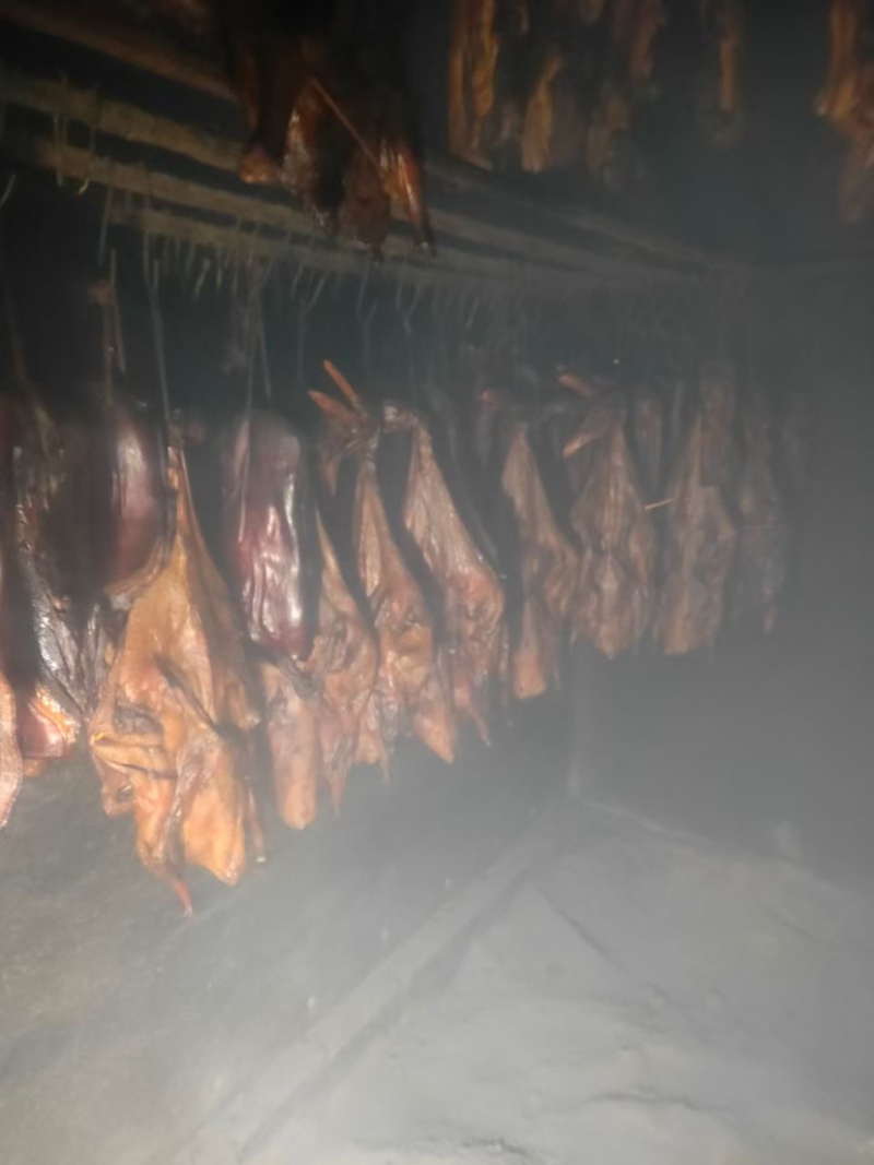 柴火腊板鸭，采用四斤多一只的鸭子制作而成