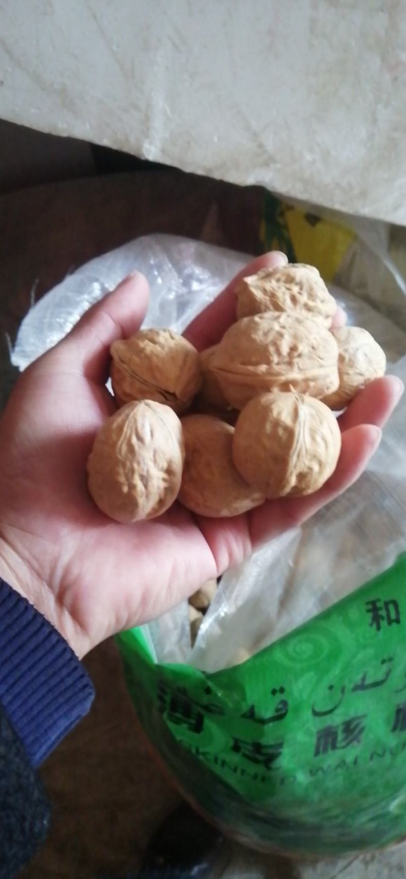 新疆一捏就开的核桃八块一斤！