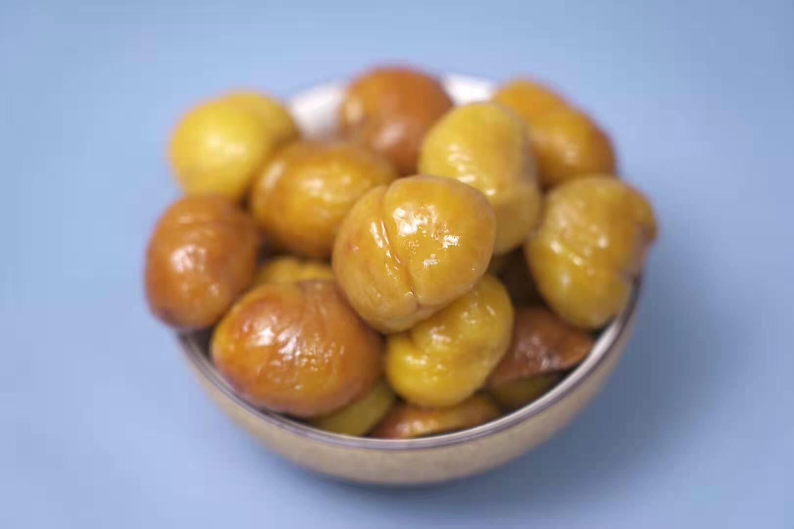 盐水煮栗子后去皮操作