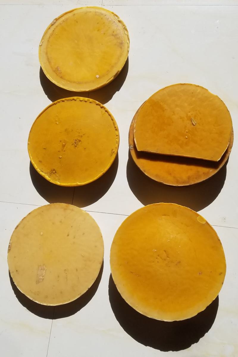 本店常年供应中蜂蜂蜡，蜂农一手货源，诱蜂绝品，实惠好货。