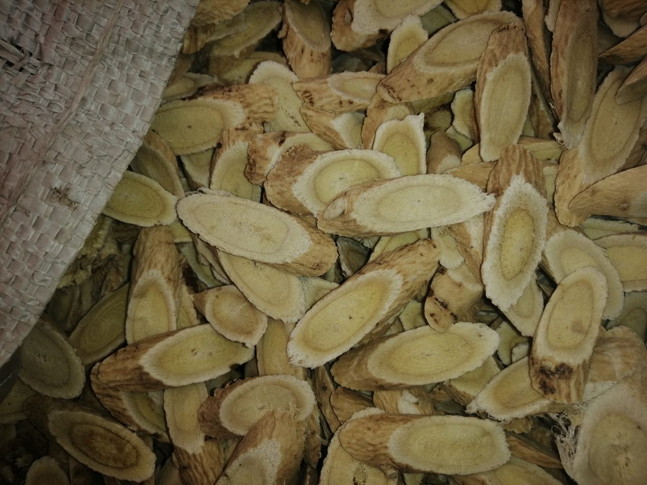黄芪与半枝莲品质对比图