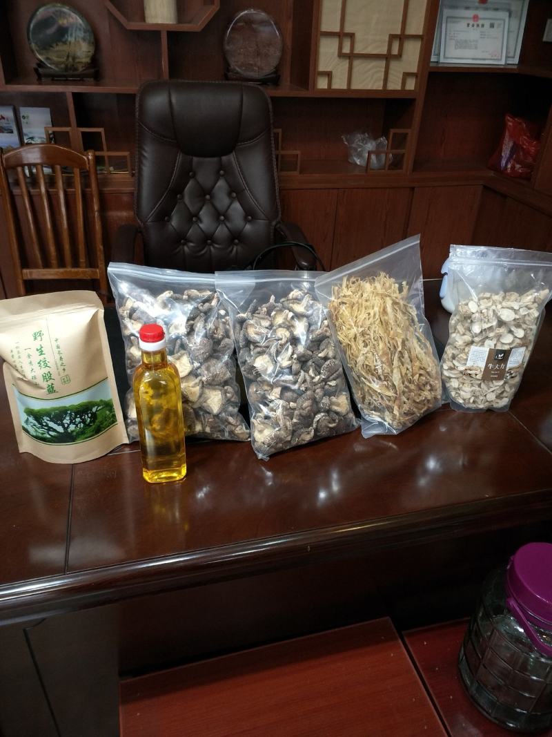 椴木香菇天然生态椴木香菇肉质细腻挑选货