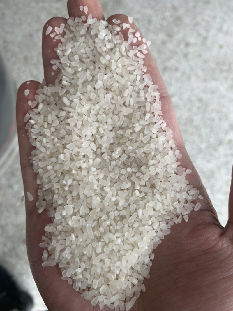 食品碎米，饲料碎米，酒厂碎米，做粉碎米大量有货