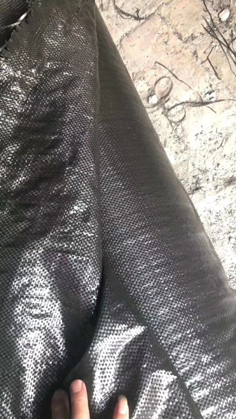 打孔pe防草布一亩地多少钱，除草布一平方米多少钱