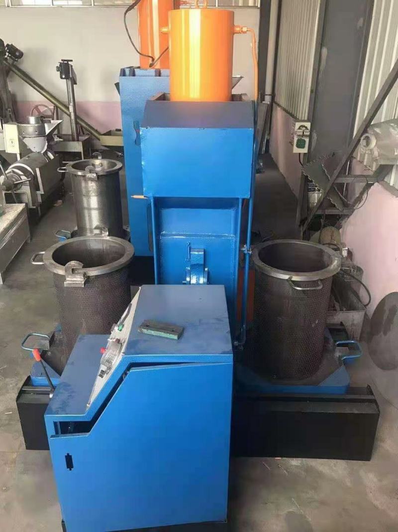 液压榨油机立式榨油机双料桶每桶可以压榨原料200斤压力大