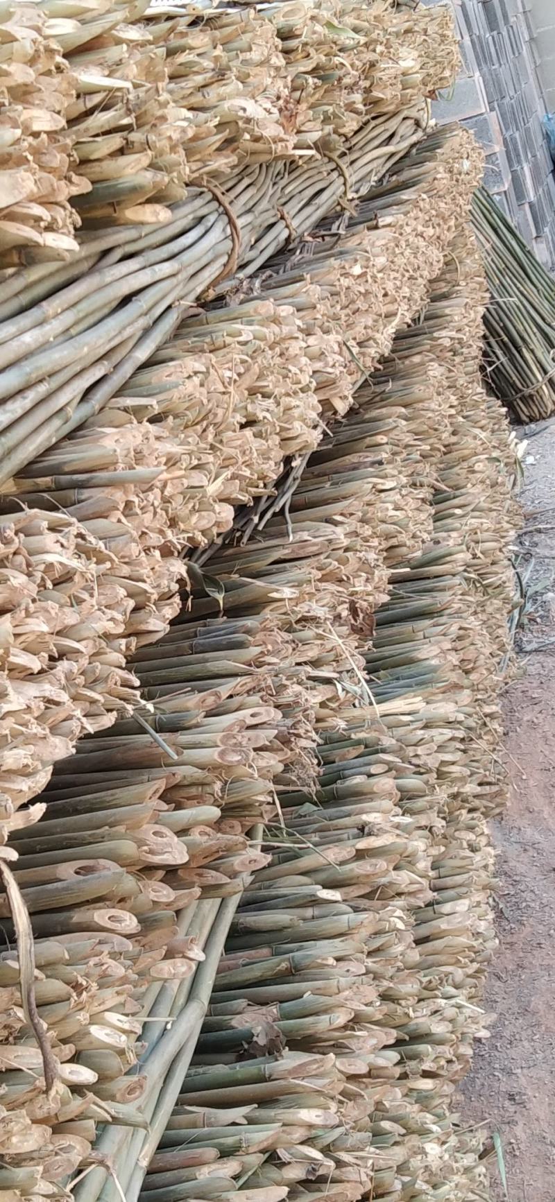 菜架竹子，三米至三米五，每梱九十八至一百根，