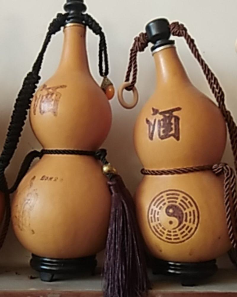 天然葫芦，酒葫芦。可装酒水的葫芦。